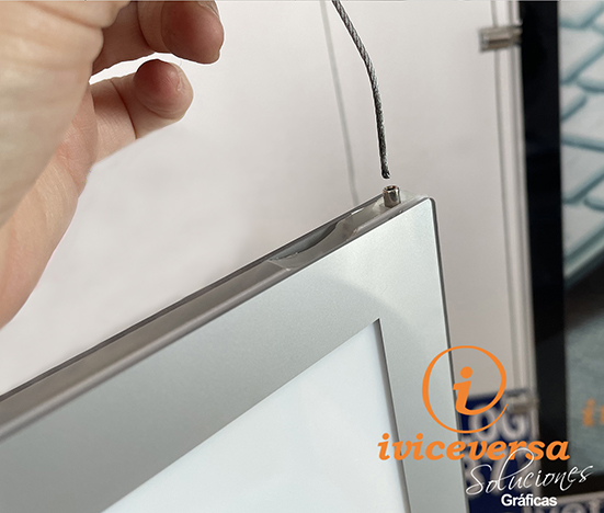 Carpeta LED escaparate, Carpetas Led, soporte immobiliaria, carteles luminosos, vitrina led, portacartel, expositores led, cartel inmobiliario, paneles led, portafolios LED, Carteles led,  pantallas de luz, expositores, escaparates, Marco led, escaparate iluminado, pantalla LED, LED cartelera,  LED escaparate immobiliaria